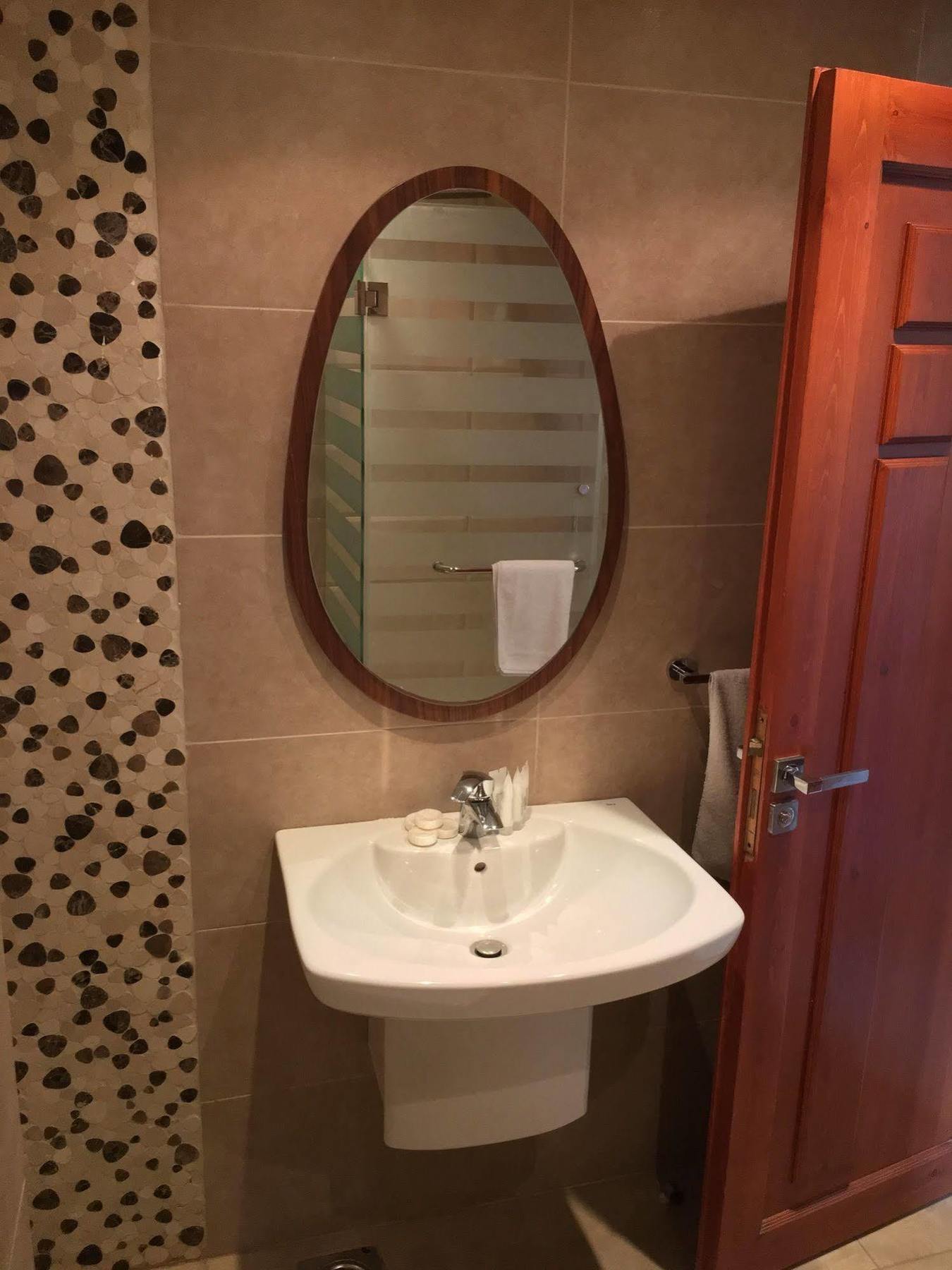 Sawary Beach Hotel Batroûn Buitenkant foto