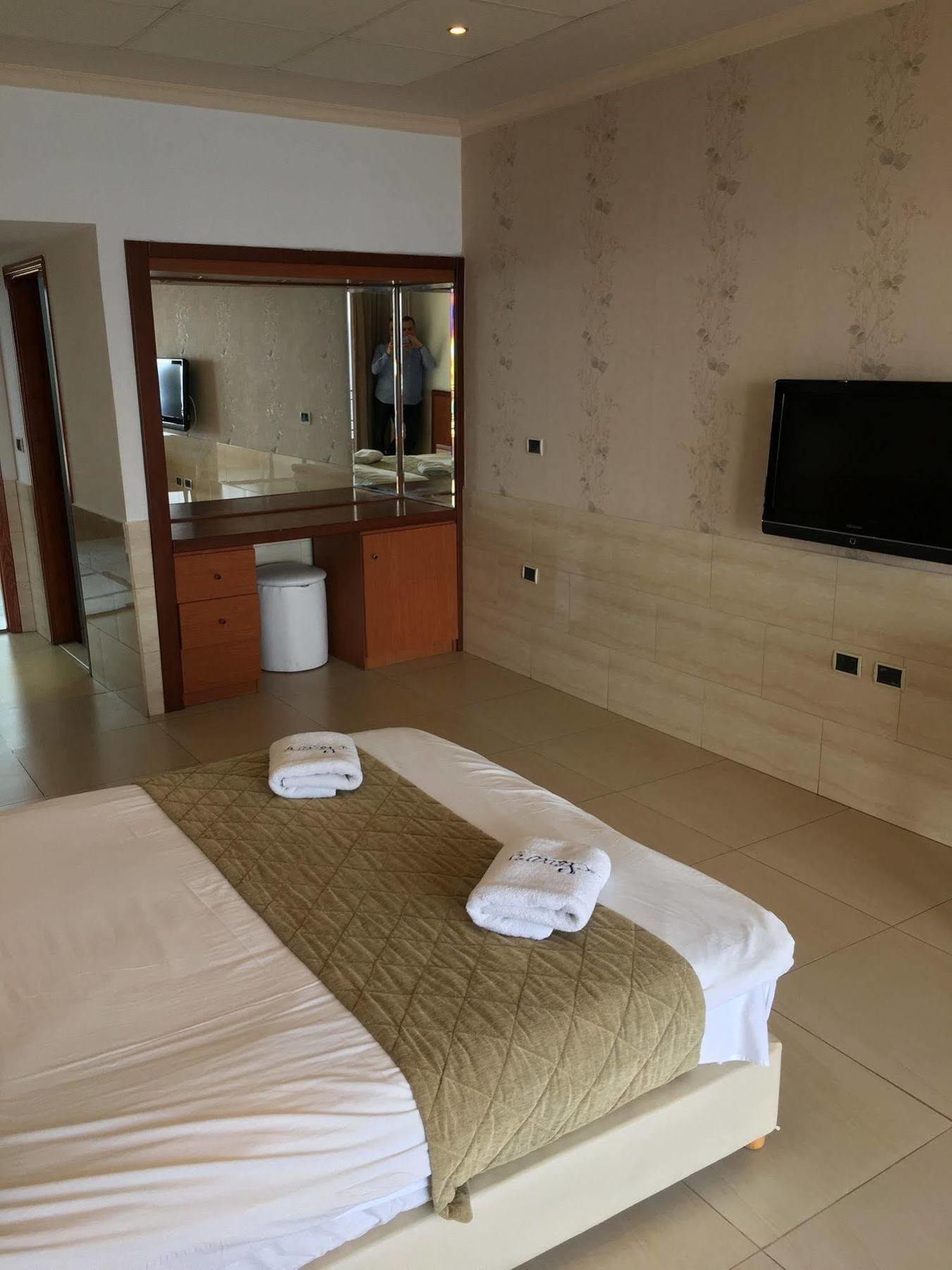 Sawary Beach Hotel Batroûn Buitenkant foto