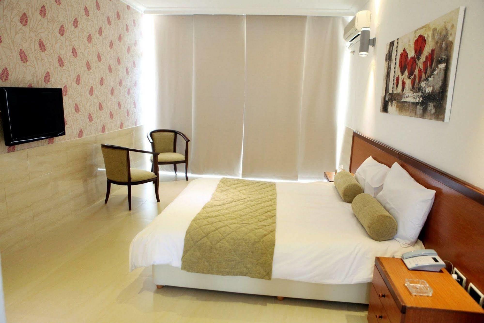 Sawary Beach Hotel Batroûn Buitenkant foto