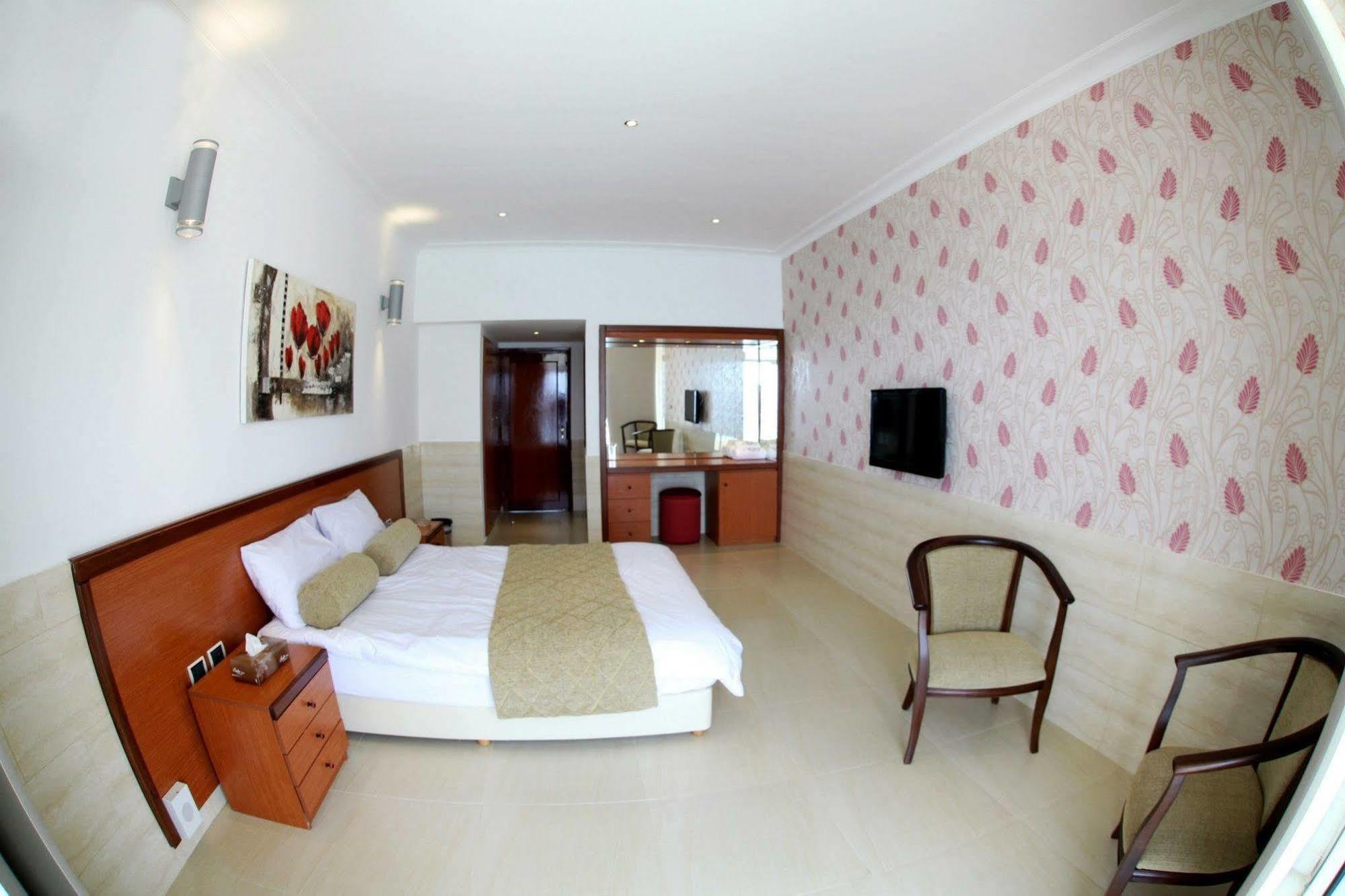 Sawary Beach Hotel Batroûn Buitenkant foto